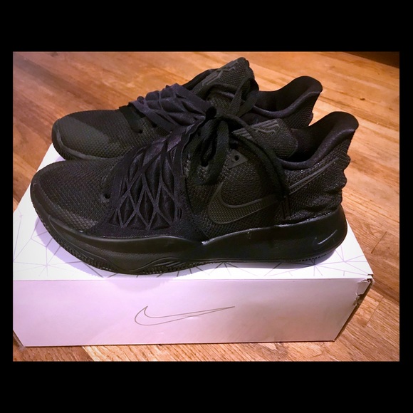 nike kyrie low triple black